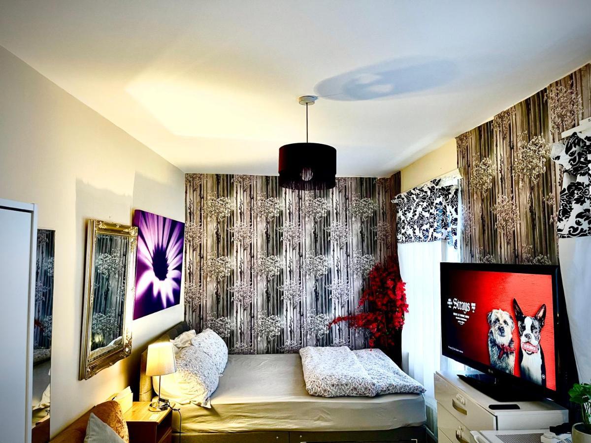 Comfy Double Bedroom With A Private Toilet Londýn Exteriér fotografie